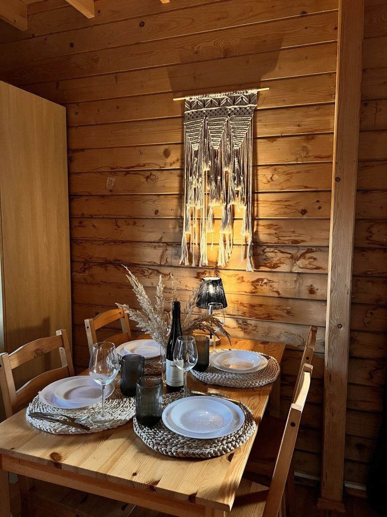 Sypialnia na piętrze domku letniskowego
